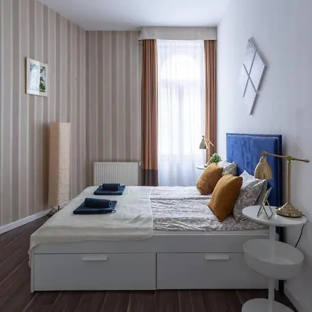 Apartment Chic, Captivating Space *