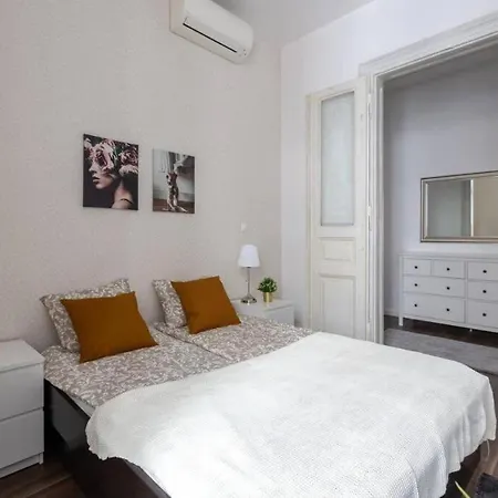 Apartment Chic, Captivating Space *